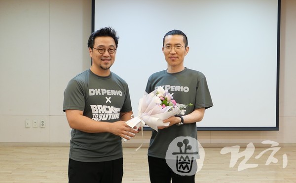 (왼쪽부터) 박정철 교수, 조인우 신임 과장