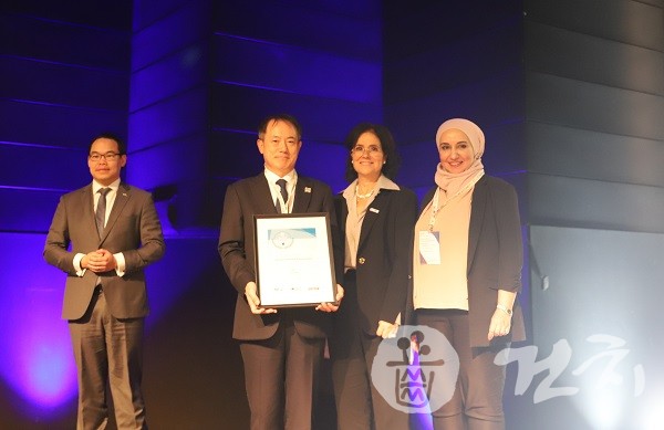 대한치과의사협회는 지난 20일 스위스 제네바에서 열린 2022 세계치과의사연맹 총회(2022 FDI World Dental Congress, FDI)에서 호주치과의사협회(AuDA)와 공동으로 ‘FDI 스마일 그랜트(Smile grant)’ 를 수상했다.