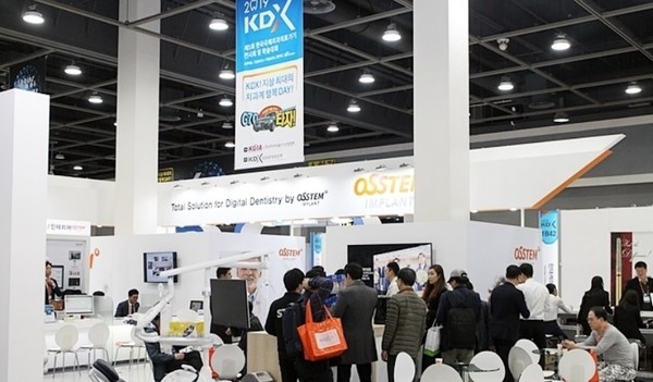 오스템이 3년만에 개최되는 KDX 2022에 참가한다.(사진은 KDX 2019 오스템 전시부스 전경)
