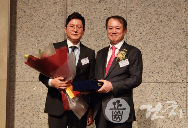 2022년 올해의 수필상을 수상한 얼굴에미소치과 김영석 원장(왼쪽)