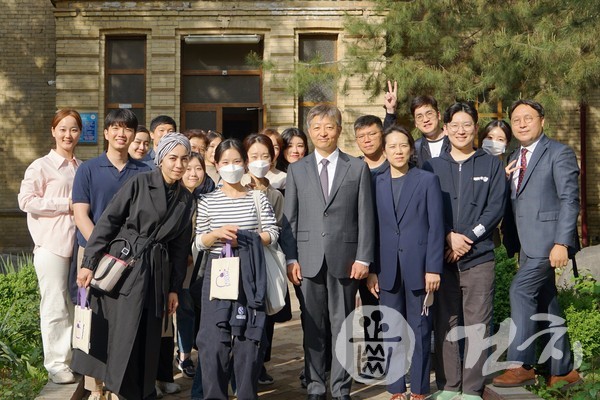 서울대치과병원이 신한은행 봉사단과 우즈베키스탄에서 해외의료봉사활동을 진행했다.