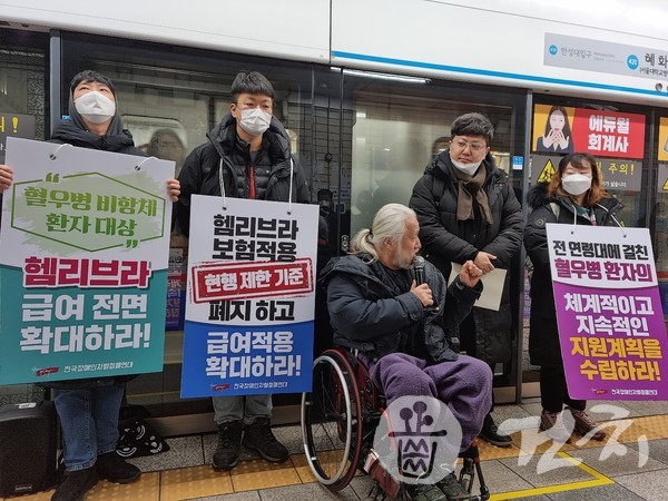 전장연 건강권 위원회 간사로 의약품접근권 투쟁에 연대하는 박주석 학생위원장