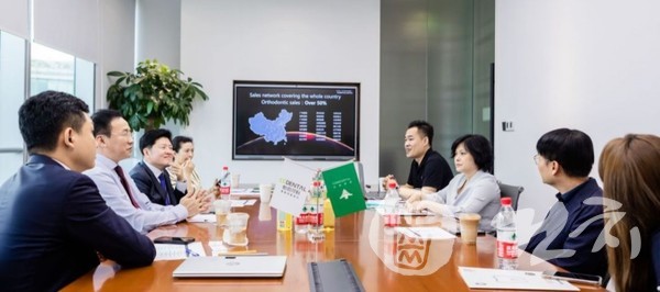 지난달 18일 중국 상하이에 위치한 CC Dental 본사에서 협약 체결 후 미팅을 하고 있는 양사 관계자들.