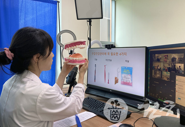 치과보존과 김민해 치과의사의 교육 장면.