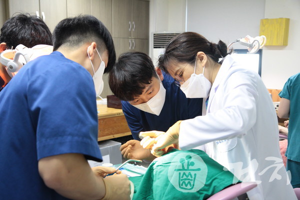 박주영 봉사단장(맨 오른쪽)의 진료 장면.