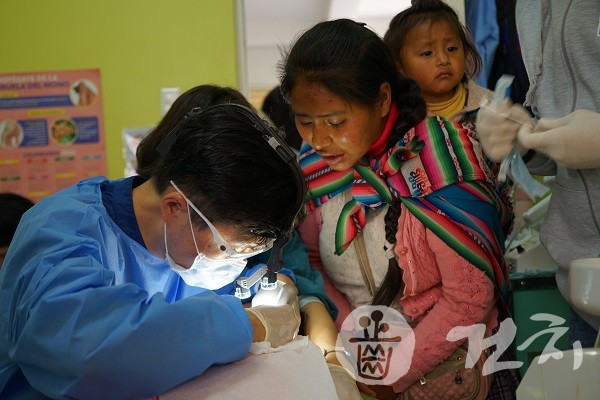 서울대치과병원 페루 의료봉사단의 진료 모습