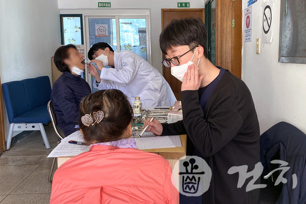 부산대학교치과대학병원은 통영적십자병원과 지난 11일 통영시 주민 40명을 대상으로 구강검진 등 공동의료봉사를 실시했다.