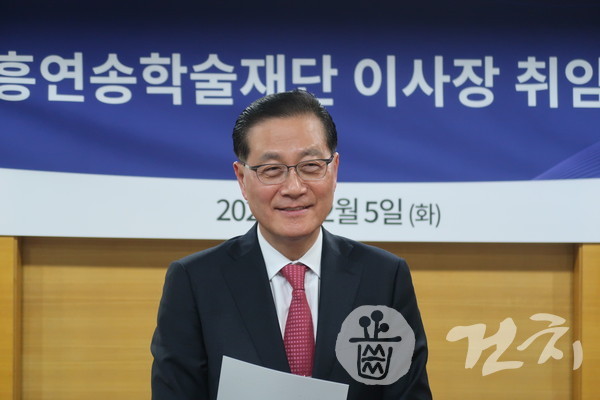 신흥연송학술재단 박영국 이사장이 지난 5일 기자간담회를 열고 취임 소감을 밝혔다.