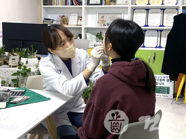 부산대학교치과병원은 지난 20일 부산 소재 아동양육시설인 ‘동보원’을 찾아 의료봉사를 펼쳤다.