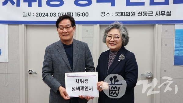 신동근 예비후보(왼쪽)와 치위협 황윤숙 회장.